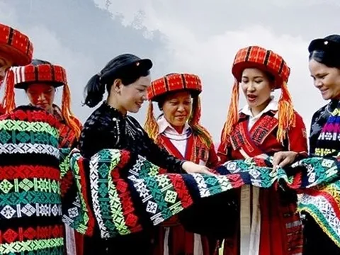 Lần đầu trình diễn trang phục truyền thống các dân tộc thiểu số khu vực phía Bắc