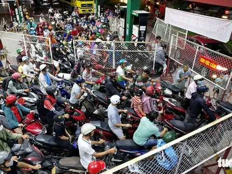 Chấm dứt tình trạng người dân “rồng rắn” mua xăng dầu