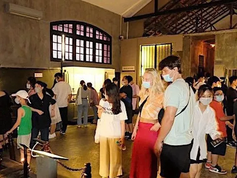 Sống lại “thời khắc lịch sử” qua chuyến thăm quan nhà tù Hỏa Lò