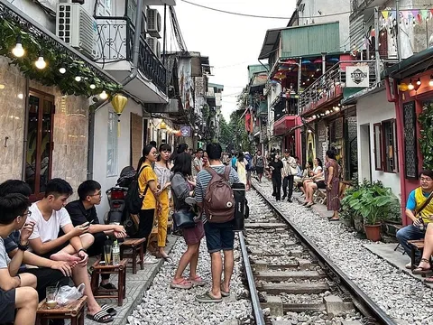Phố cà phê đường tàu Hà Nội gây tiếc nuối với du khách thế giới