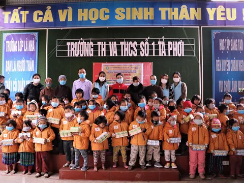 “Tết nhân ái vùng cao” trao yêu thương tới trẻ em xã Phình Giàng (Điện Biên)