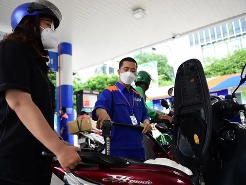 Giá xăng ngày mai có thể quay đầu tăng sau 4 lần giảm