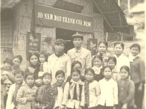 "Tự hào thế hệ 'chiến sĩ văn hóa’ gieo chữ trên vùng cao những ngày đầu gian khó"