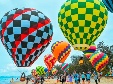 Rực rỡ Ngày hội khinh khí cầu trước thềm Khai mạc Năm Du lịch quốc gia “Bình Thuận - Hội tụ xanh” 2023