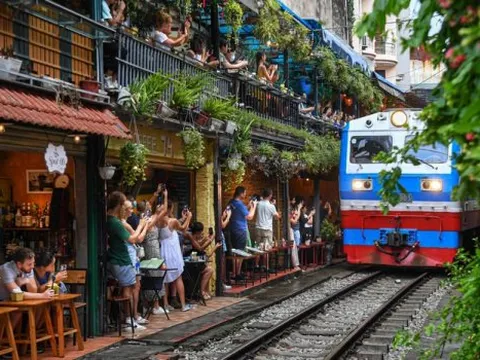 Hà Nội yêu cầu không tổ chức tour đưa khách đến khu vực "cà phê đường tàu"