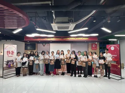 Hào hứng buổi sinh hoạt trải nghiệm văn hóa Hàn Quốc tại trường Đại học Trưng Vương