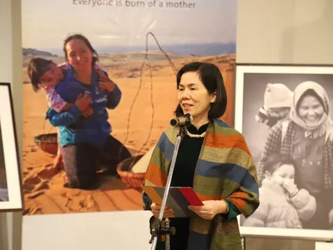 Những khoảnh khắc xúc động về tình mẫu tử trong triển lãm ảnh “Mẹ yêu con”