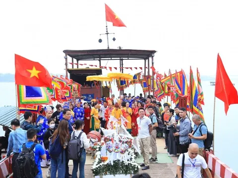 Tưng bừng lễ hội làng Bát Tràng
