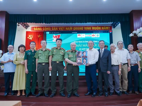 Trao tặng di ảnh phục dựng màu 4 nữ Anh hùng, liệt sĩ Công an nhân dân