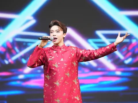 Ca sĩ Lưu Quốc Vượng tỏa sáng tại Asan World Ethnic Dance Festival