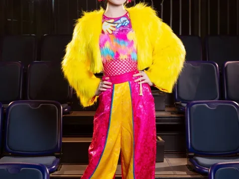 Ca sĩ Nguyễn Ngọc Kim Cương bật khóc, ôm chặt lấy bố