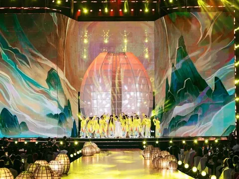 Khoảnh khắc xúc động tại Lễ hội Áo dài TP.HCM: giọng ca nhí Việt song ca 'Hello Vietnam' cùng Kyo York