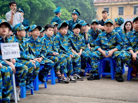 Trại hè quân đội Gen Alpha: Khi phụ huynh không còn tìm nơi cho con “vui hè”, mà tìm nơi để con trưởng thành