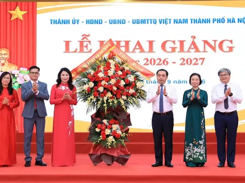 Bí thư Thành ủy Hà Nội dự lễ khai giảng tại Trường THCS Trần Duy Hưng