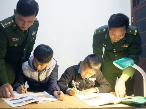 Những đứa con người Mông của các chiến sĩ mang quân hàm xanh