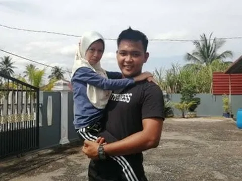 Cô gái tí hon lấy được chồng trẻ đẹp, tò mò diện mạo con đầu lòng