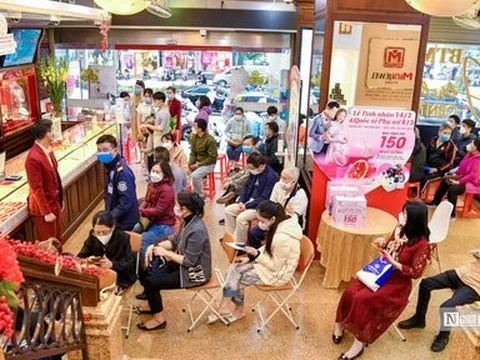 Giá vàng tăng phi mã, người dân xếp hàng chờ giao dịch