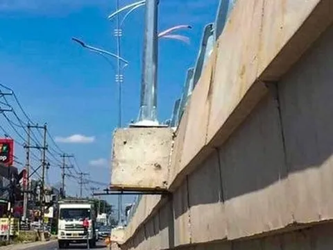 Đồng Nai: Trụ đèn trên cầu vượt Dầu Giây vừa thông xe gây tranh cãi