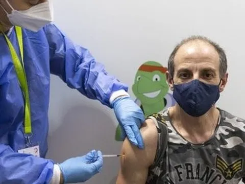 Áo đình chỉ luật bắt buộc tiêm chủng vắc-xin phòng Covid-19