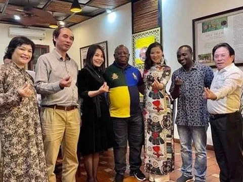 Đệ nhất phu nhân Cộng hoà Sierra Leone yêu tà áo dài truyền thống Việt