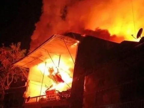 Nghệ An: Nhà sàn 1,5 tỷ cháy rụi trong đêm