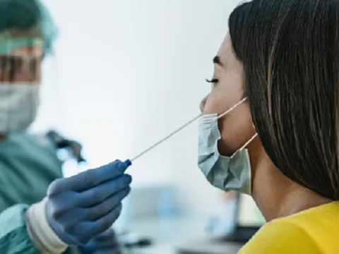 Sau khi mắc Covid-19 test nhanh ra một vạch liệu đã an toàn?