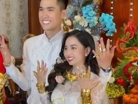 Xôn xao hình ảnh cô dâu "gồng mình" đeo trĩu vàng, nhận chục tỷ và xe sang