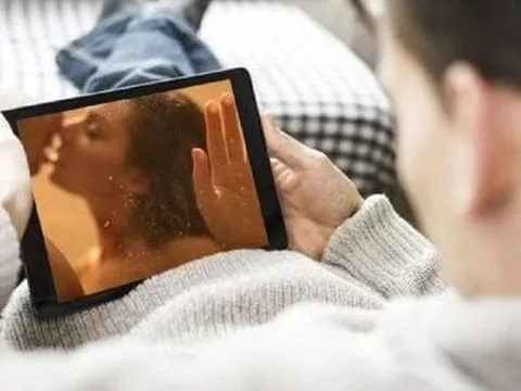 Phát hiện con xem phim "nóng": Cha mẹ xử trí như thế nào để hợp tình, hợp lý?