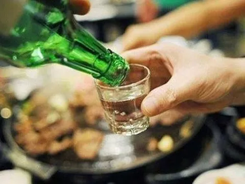 Thực hư thông tin uống rượu giúp sát khuẩn họng, ngừa Covid-19