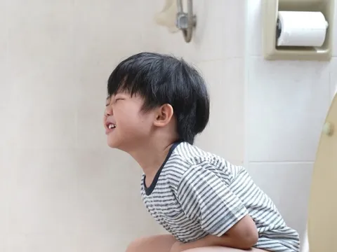 Bé trai 6 tuổi suýt chết vì táo bón: Cha mẹ chớ chủ quan