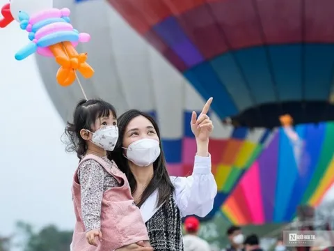 Người dân thích thú tham gia lễ hội kinh khí cầu lớn nhất nước