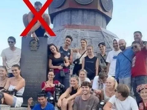 'Du khách nước ngoài ngồi lên tấm bia khắc hình Quốc huy: Sở Văn hoá Hà Giang nói gì?"