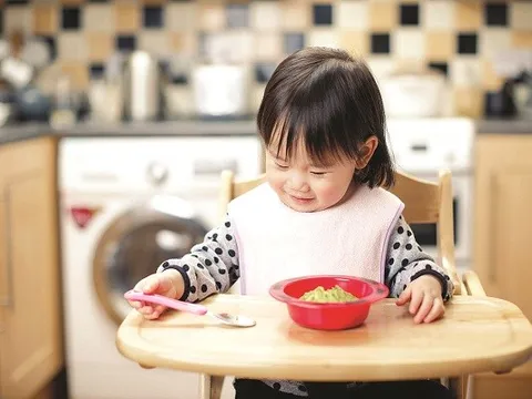 7 sai lầm cha mẹ thường mắc khi cho trẻ ăn dặm