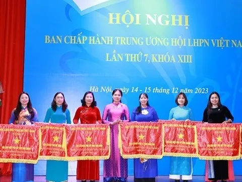 62 tập thể nhận Cờ thi đua, Bằng khen của Trung ương Hội LHPN Việt Nam