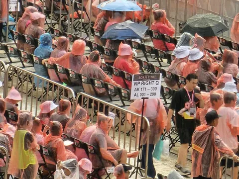 Trước giờ concert BLACKPINK: Mỹ Đình đổ mưa lớn