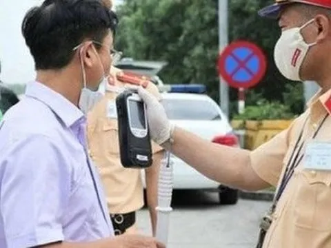Vi phạm nồng độ cồn bị tước bằng xe máy, có được tiếp tục lái ôtô?