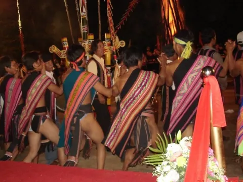 Lan man váy khố nhân một bức ảnh