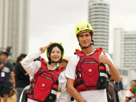 Liz Kim Cương: “Cảm giác lướt trên sóng với mô tô nước rất tuyệt vời”