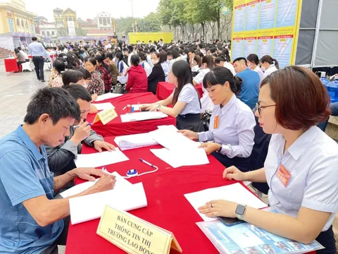 Gần 2.300 chỉ tiêu tuyển dụng tại phiên giao dịch việc làm thị xã Sơn Tây