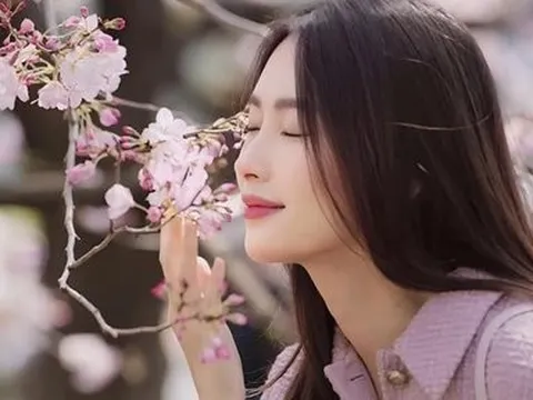 Khoe sắc bên hoa, Hoa hậu Đặng Thu Thảo xứng danh “thần tiên tỷ tỷ”