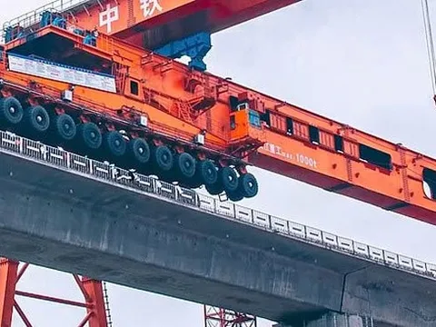 Clip: Cận cảnh "quái vật" khổng lồ xây cầu đường sắt vượt biển 15km