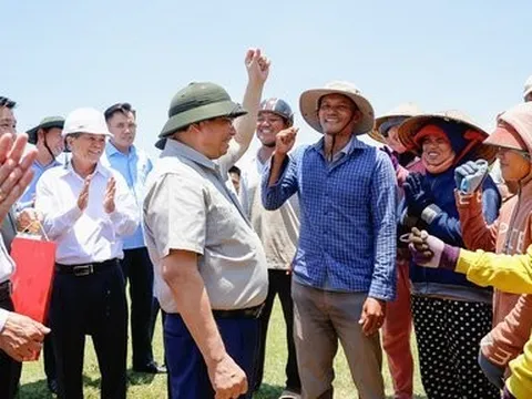 Thủ tướng thị sát, thăm hỏi người dân tại tỉnh khô hạn nhất cả nước