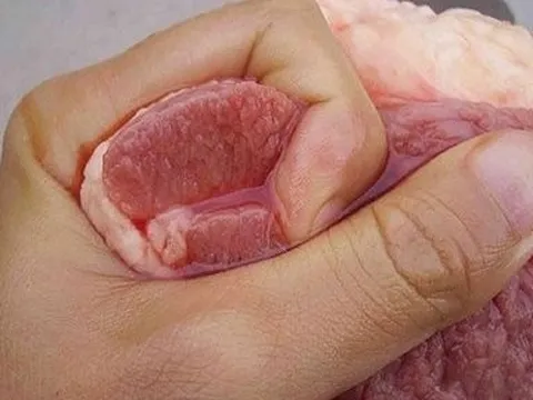 Đi chợ mua thịt lợn chỉ cần nhìn 5 điểm này là biết thịt "sạch" hay "bẩn"