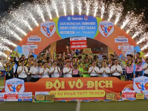 Phó Thủ tướng Trần Hồng Hà trao cúp vô địch Giải Bóng đá Thanh Niên Sinh viên Việt Nam lần II
