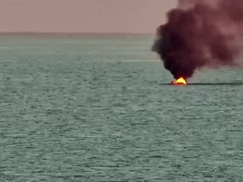 Khoảnh khắc xuồng máy Ukraine nổ tung, bốc cháy dữ dội sau đòn tấn công chính xác của Nga