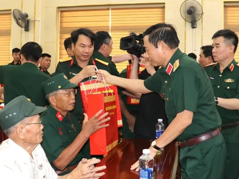 Bộ trưởng Bộ Quốc phòng thăm, tặng quà gia đình chính sách tại Quảng Trị