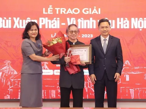 NSND Đặng Nhật Minh nhận Giải thưởng Lớn Bùi Xuân Phái - Vì tình yêu Hà Nội 2023