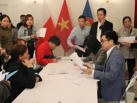 Đại sứ quán Việt Nam tại Ba Lan hỗ trợ bà con người Việt bị ảnh hưởng bởi vụ cháy Trung tâm thương mại làm lại giấy tờ