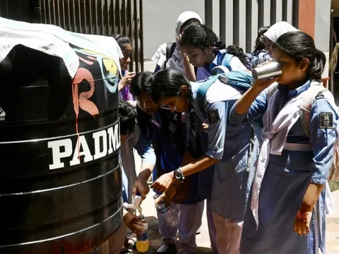 Học sinh châu Á phải nghỉ học vì nắng nóng kỷ lục