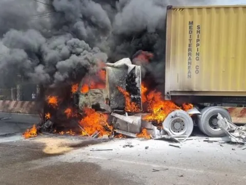 Ôtô khách và xe container tông liên hoàn, 1 người chết, nhiều người bị thương